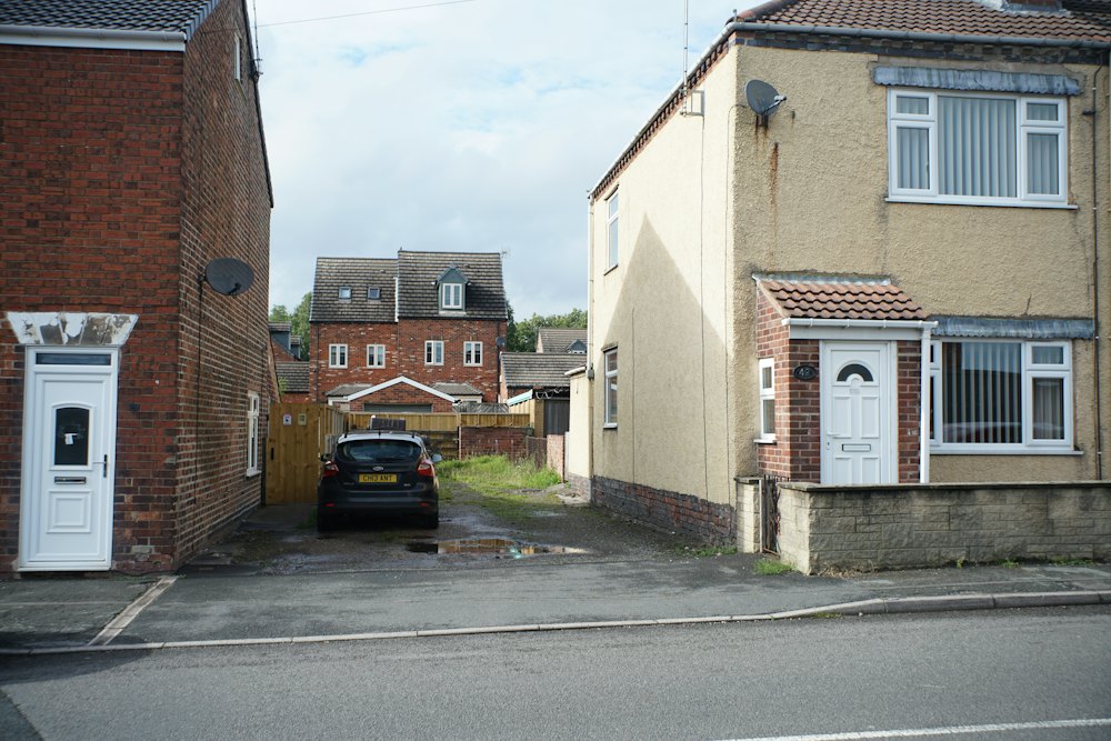 Entrée de garage en enrobé devant une maison